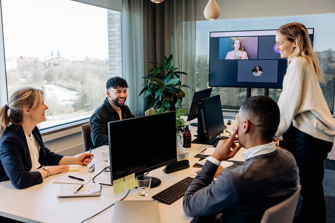 Web_Desktop-Happy bedrijfscollega's bespreken met elkaar in vergaderzaal op kantoor
