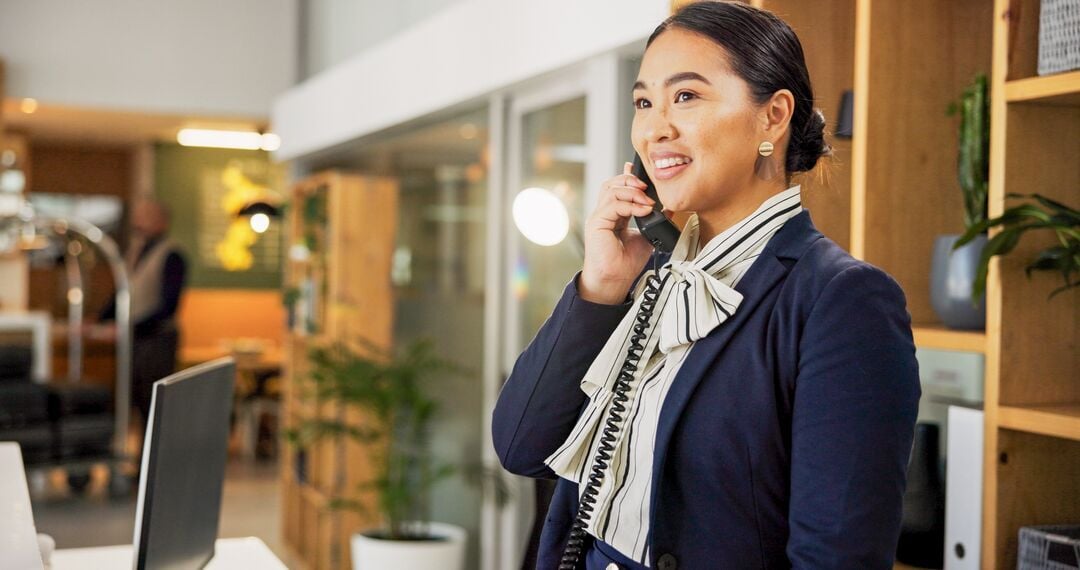 Web_Desktop-Wevrouw, telefoneert en is blij met hotel, conciërge en praat met klant voor boekingsinformatie. Persoon, helpdesk en receptioniste met tel