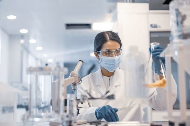 webafbeelding-vrouwelijke-wetenschapper-werkt-in-wetenschappelijk-laboratorium