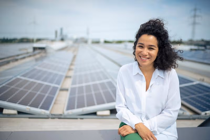 Sustainability-Dame-zonnepanelen