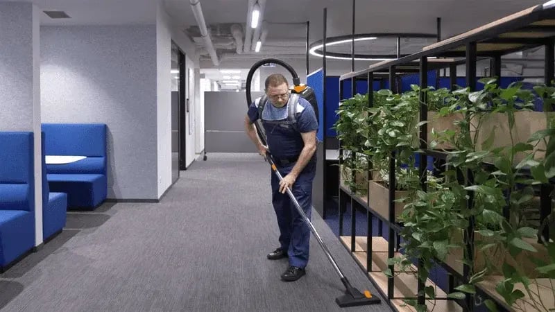 webimage-Man-with-backpack-vacuum-cleaner-incl-plants