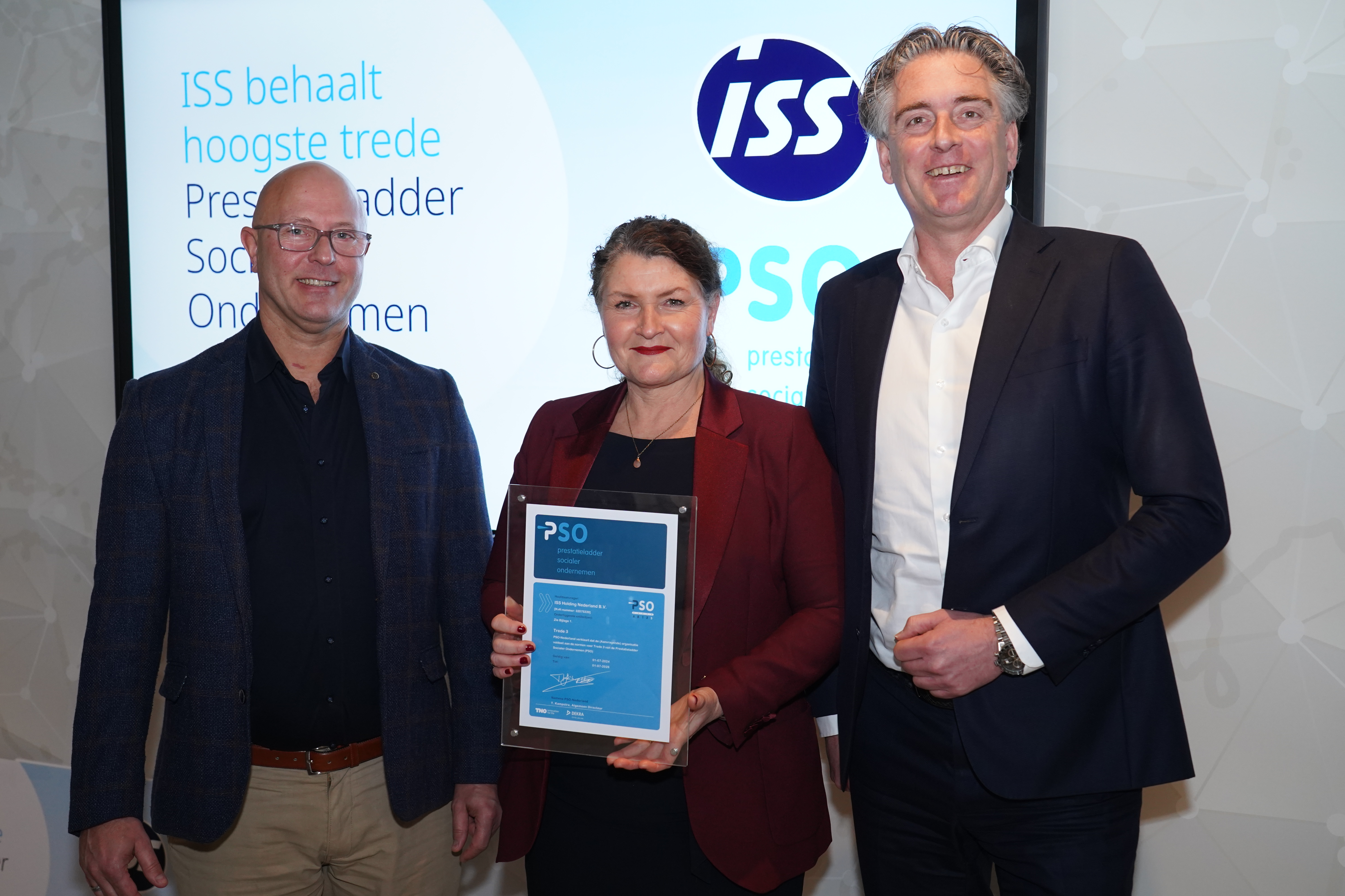 Op de foto van links naar rechts: Edwin van der Pol (PSO Nederland), Gemmie Hermens (People & Culture Director ISS Nederland) en Edu Peek (CEO ISS Nederland) 