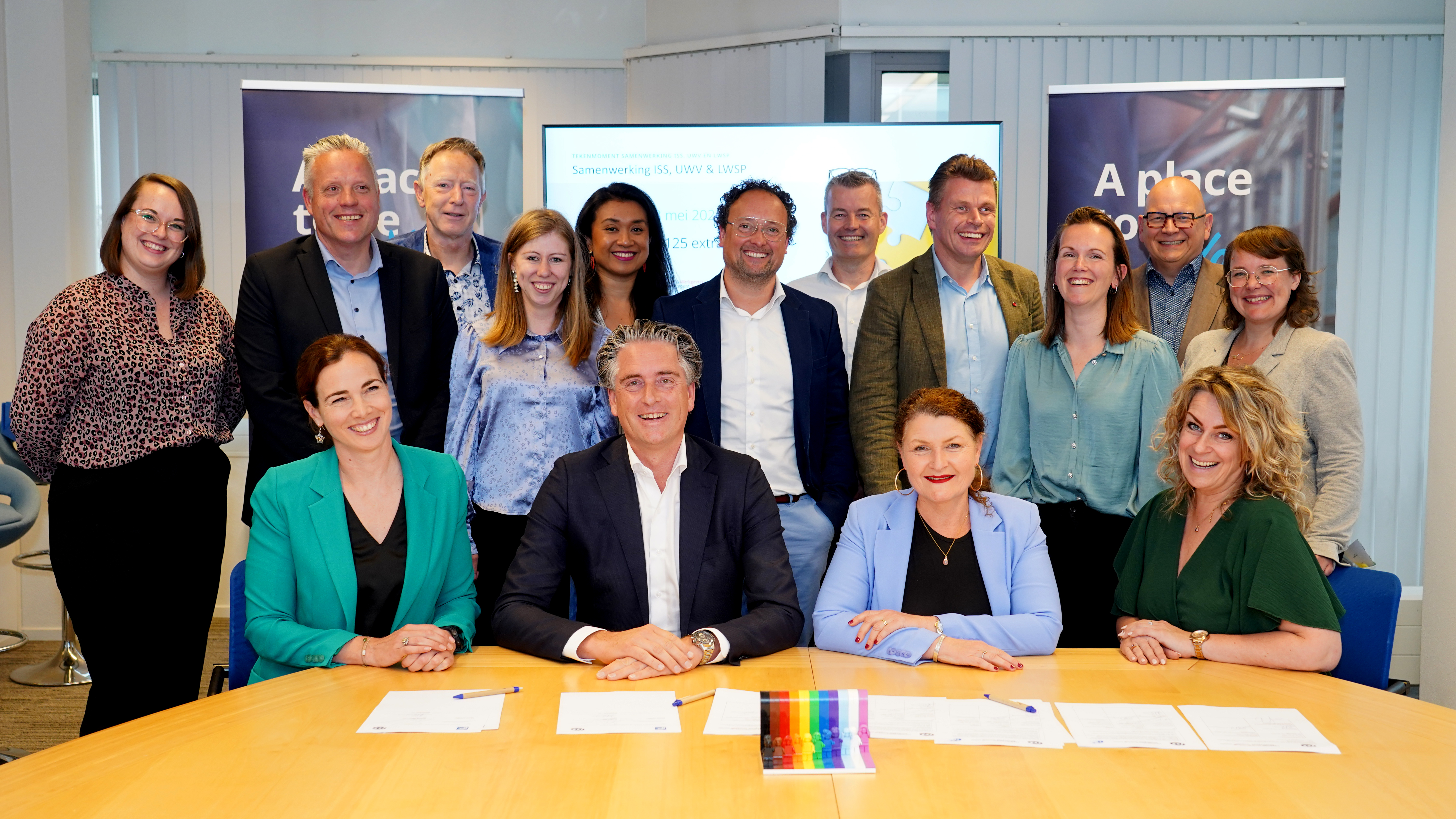 Op de foto alle betrokken jobcoaches, werkbegeleiders en ondertekenaars van ISS, UWV Werkbedrijf en Landelijk Werkgeversservicepunt Gemeenten