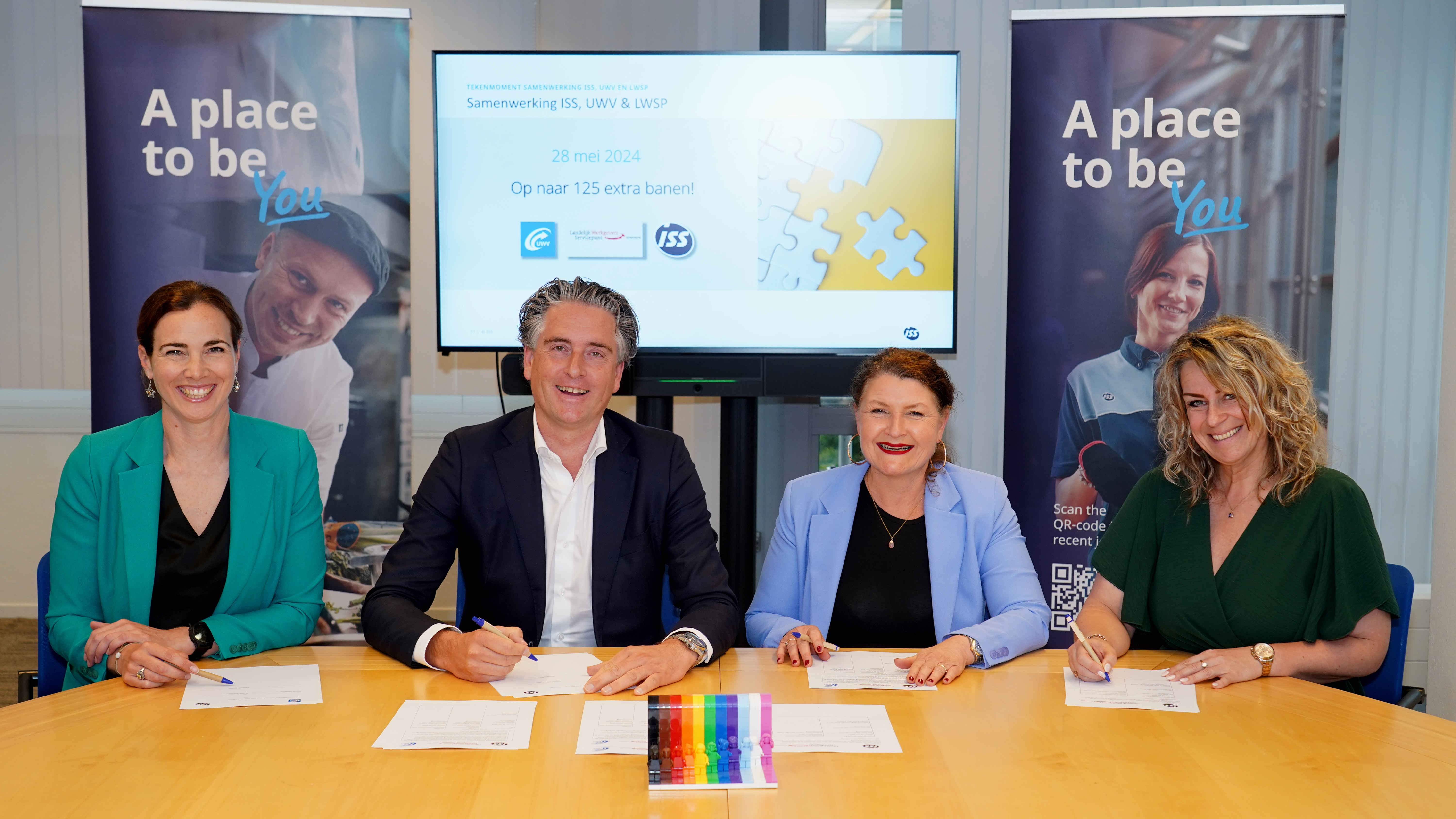 Op de foto van links naar rechts: Judith Duveen, algemeen directeur UWV Werkbedrijf, Edu Peek, algemeen directeur ISS Facility Services, Gemmie Hermens, People & Culture director ISS Facility Services en Brigitte Janssen, manager  Landelijk Werkgeversservicepunt Gemeenten.