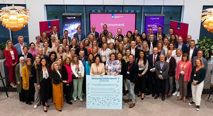 Groepsfoto van alle bedrijven en de minister en staatssecretaris met de de ondertekende Verklaring Gelijke Kansen
